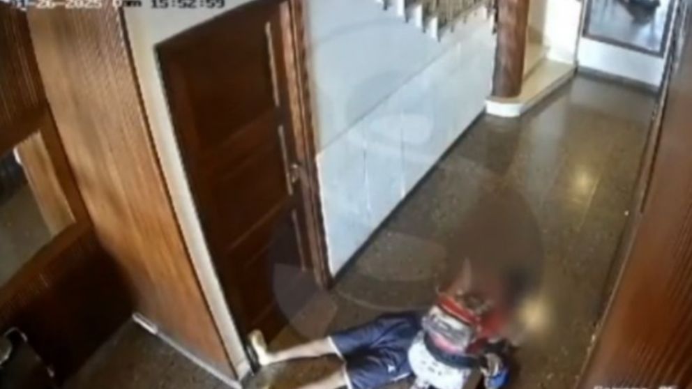 El momento en el que el delincuente le roba las pertenencias a la víctima.