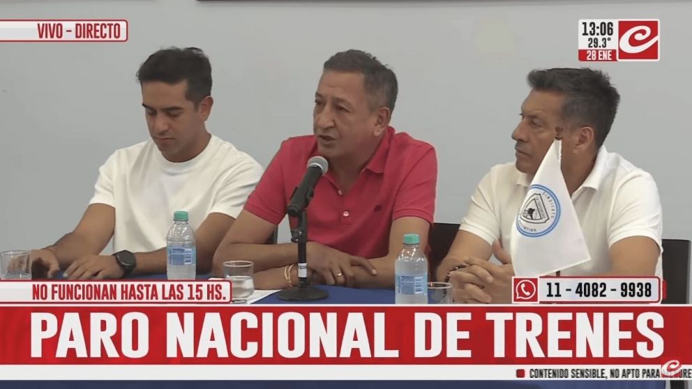 Los titulares del sindicato La Fraternidad brindan una conferencia de prensa en medio del paro de trenes.