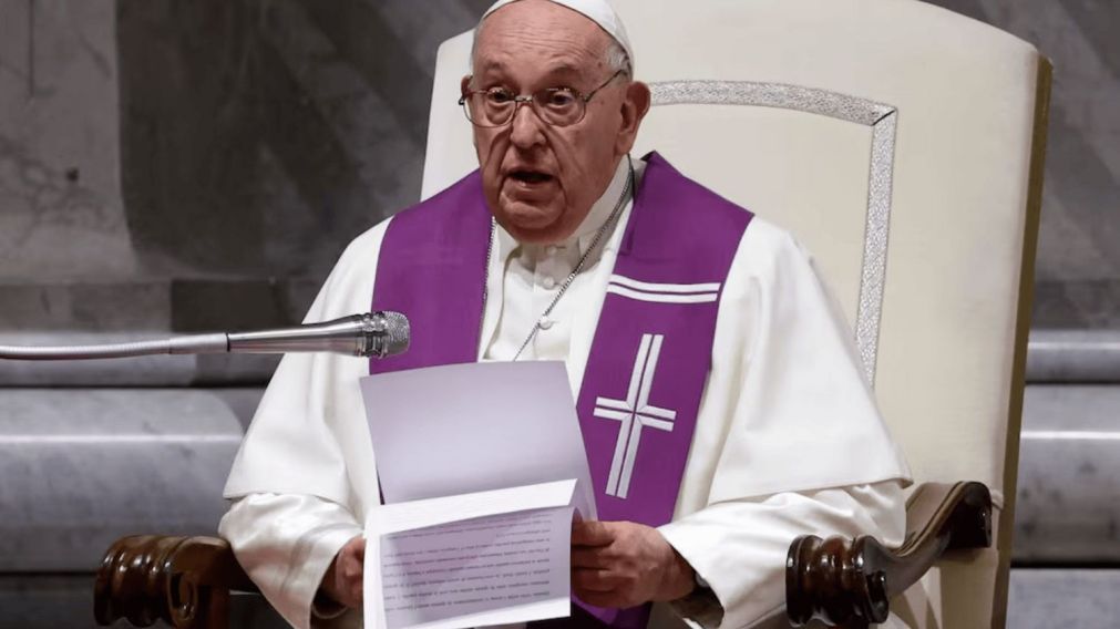 El Papa firmó un documento con la reflexión de la Iglesia sobre la Inteligencia Artificial en la que advierte que la IA no es una forma artificial de la inteligencia sino uno de sus productos.