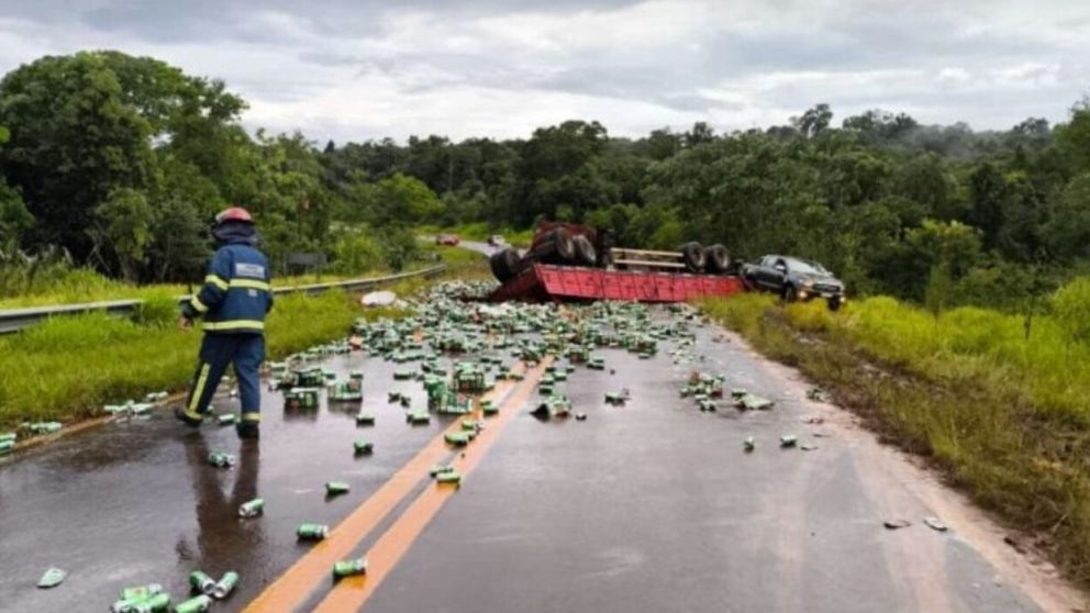 El camión estaba repleto de cervezas y fue saqueado en minutos (Captura de video).