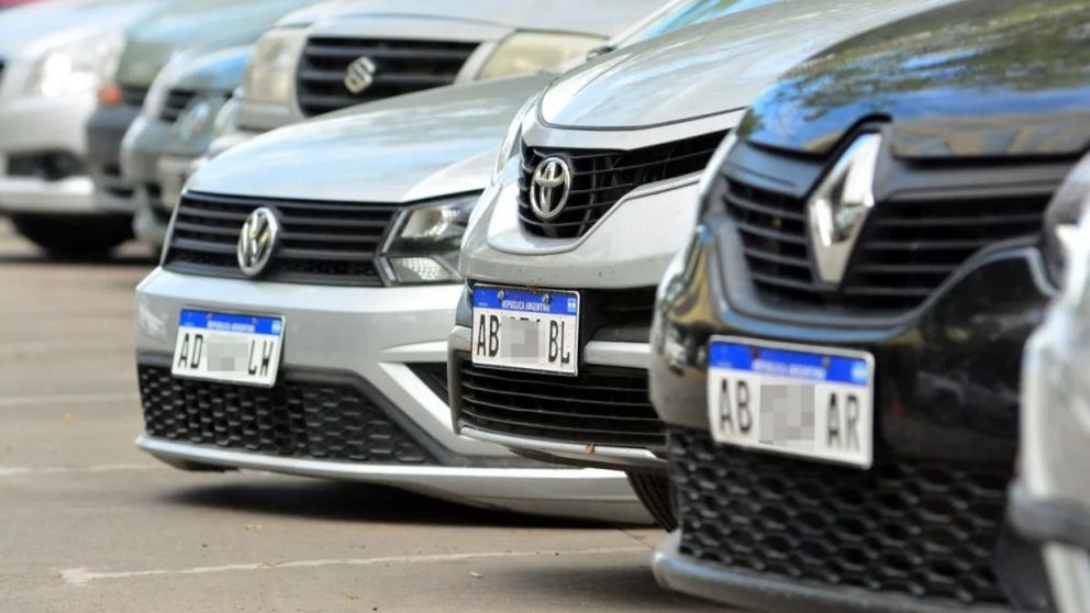 Luis Caputo anticipó la eliminación de impuestos para determinados autos y motos para bajar su precio.