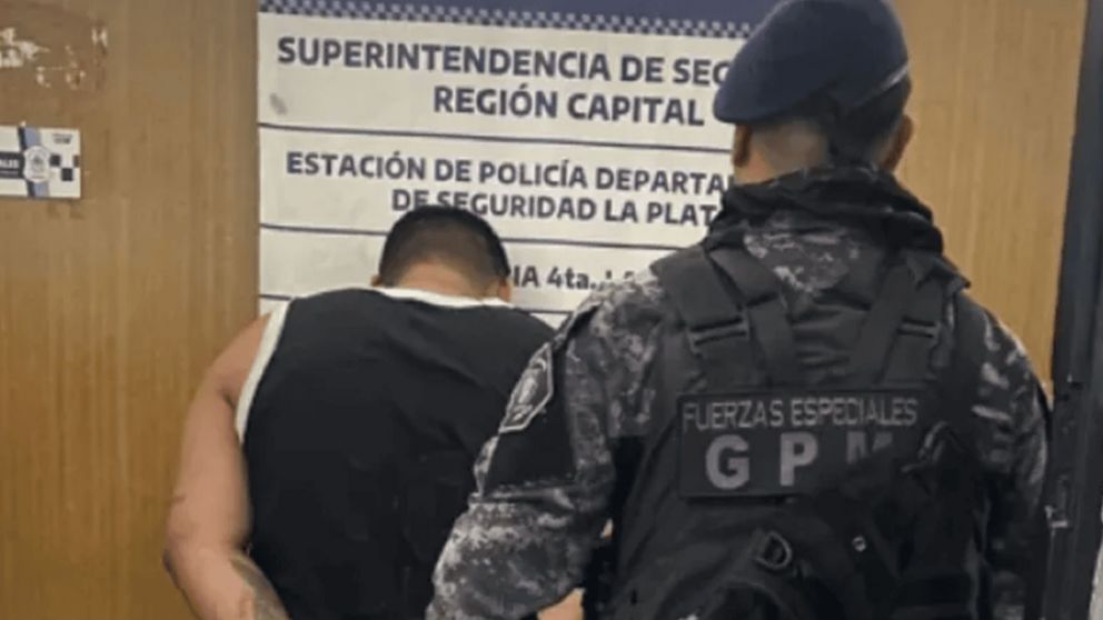 Unos "trapitos" fueron detenidos tras agredir a un joven que se negó a pagarles por "cuidar" su auto (Imagen redes sociales).