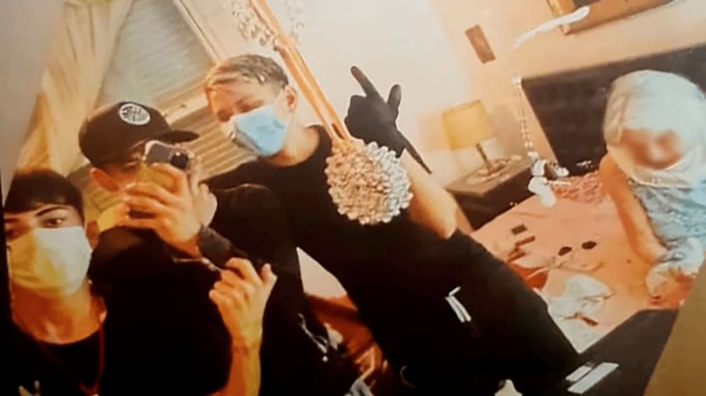 Mientras le robaban a una mujer de 92 años se hicieron una selfie.