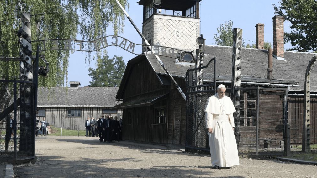 El Papa Francisco visitó el campo de concentración nazi de Auschwitz-Birkenau en 2016 (X/@oss_romano).