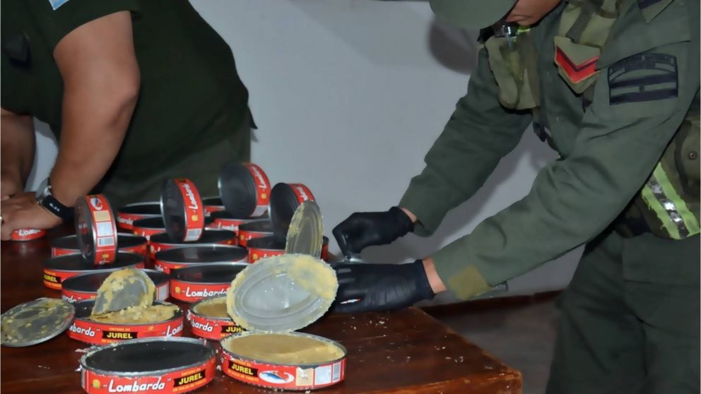 ¡Pescado! Llevaba pasta base en latas de atún y lo descubrieron