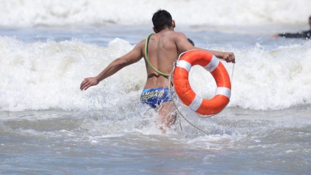 Un guardavida arriesga su vida en pos de nuestra seguridad (Imagen ilustrativa).