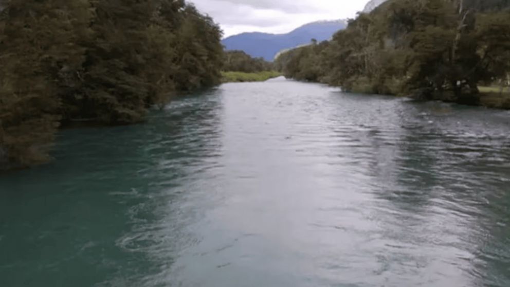 Un joven de 17 años murió luego de descompensarse mientras nadaba en el Río Manso (Imagen ADNSur).