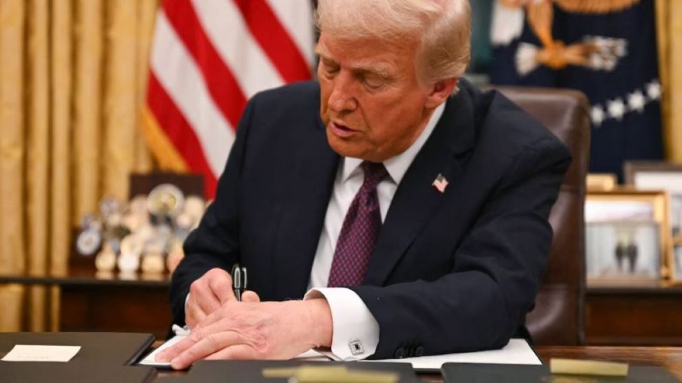 Donald Trump aplicó sanciones a Colombia por no aceptar aterrizajes de aviones con migrantes deportados.