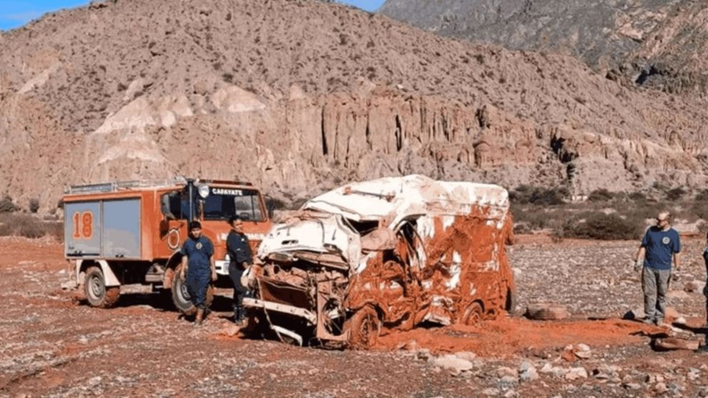 Conmoción en Cafayate: alud arrastró a una ambulancia y sus tripulantes salieron ilesos