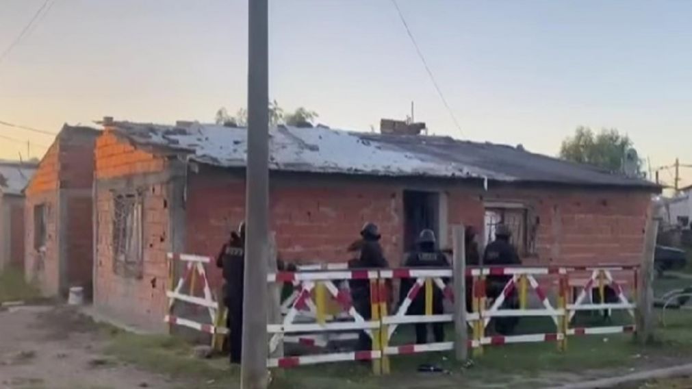 Los policías realizaron cuatro allanamientos para apresar al sospechoso. (Captura de video).