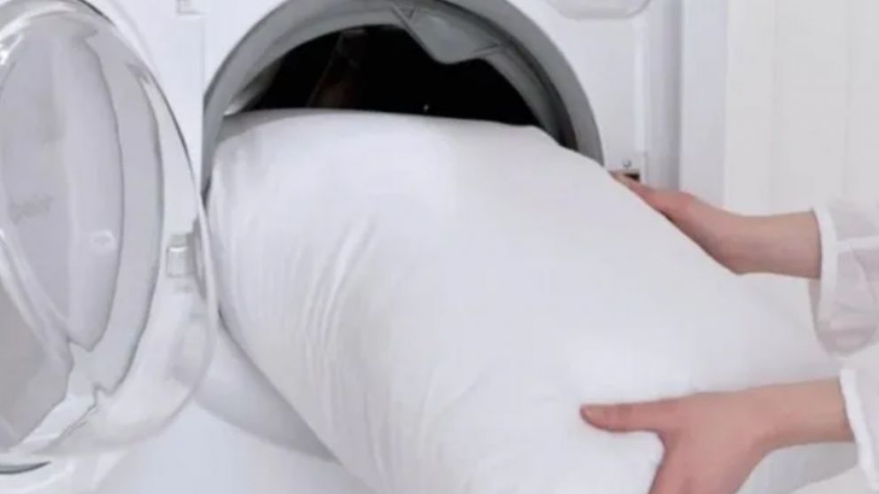 El truco definitivo para sacar las manchas amarillas de las almohadas