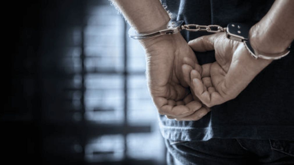 Detenido por instigación al suicidio y abuso de menores.