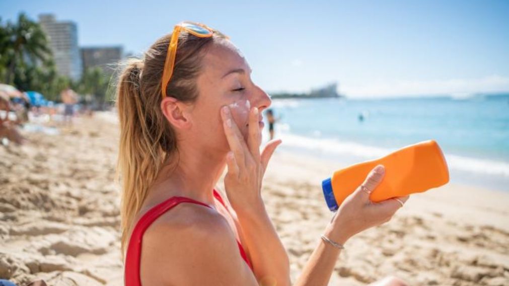 El protector solar debe aplicarse diariamente para evitar daños dermatológicos.