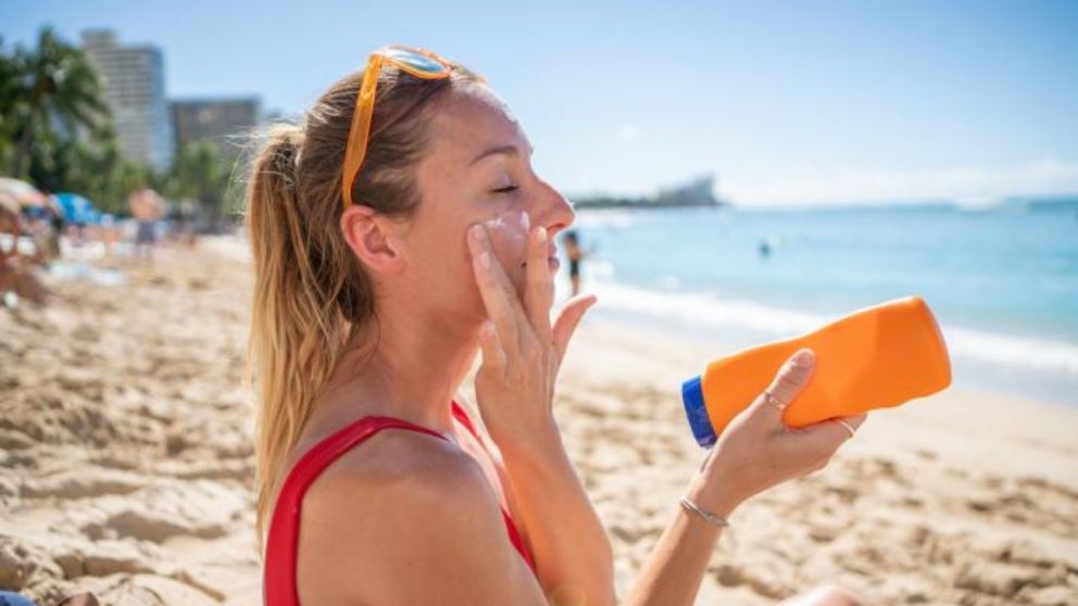 El protector solar debe aplicarse diariamente para evitar daños dermatológicos.