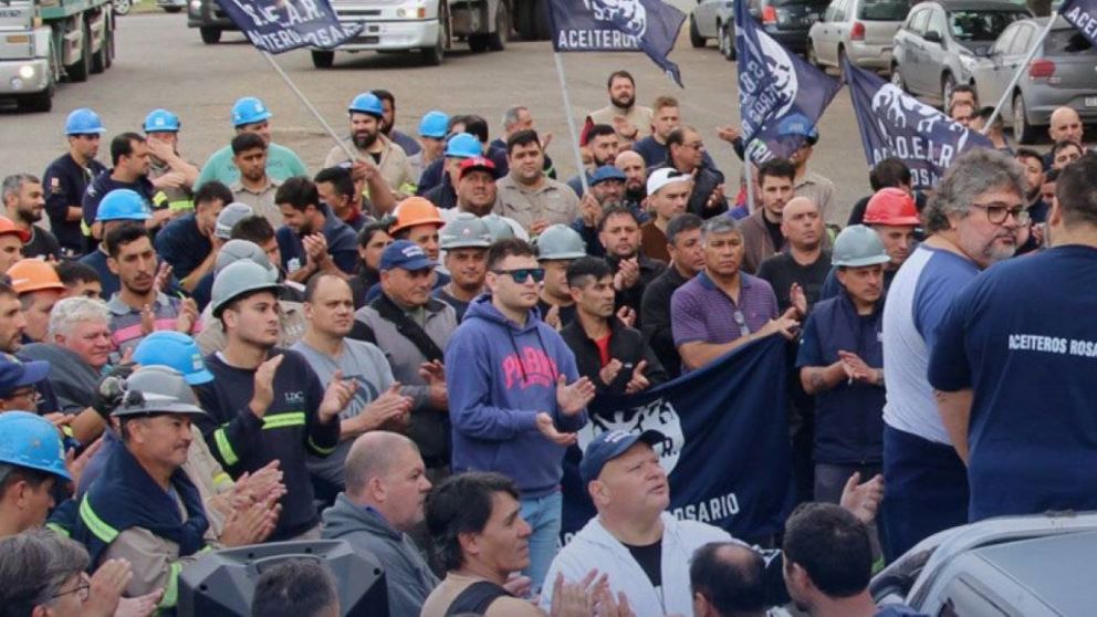 Aceiteros amenazan con un paro por falta de avances en la paritaria.