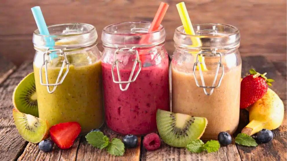Un batido de frutas congeladas perfecto para disfrutar durante los días calurosos, lleno de sabor, vitaminas y mucha frescura (Imagen ilustrativa).