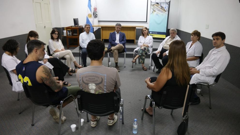 Jorge Macri asistió a una charla del Grupo de Tratamiento de Adicciones en el Hospital Alvarez.