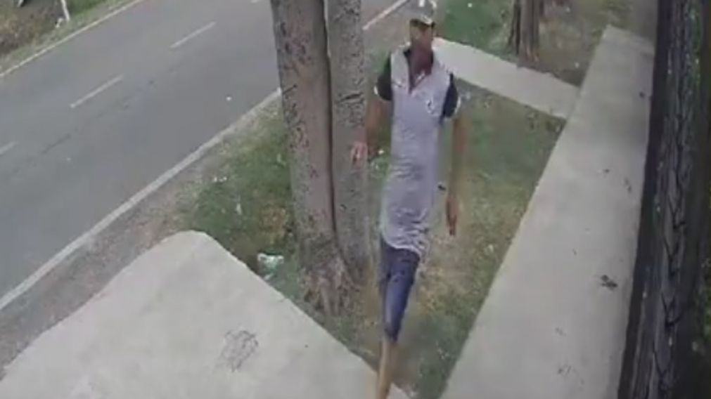 El momento en el que la v�ctima empieza a correr a ra�z de que era perseguido por un joven armado (Captura de video).