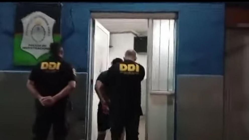 Así condujeron al individuo que fue apresado por los investigadores policiales.