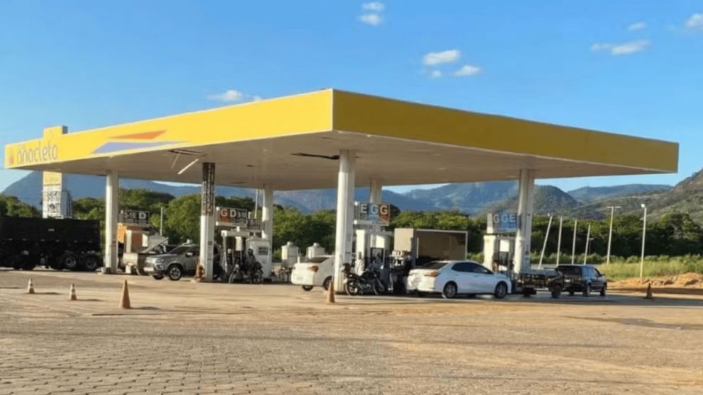 Un hombre se olvidó a sus dos hijas en una estación de servicio y notó su ausencia tras recorrer 40 km (Imagen g1).