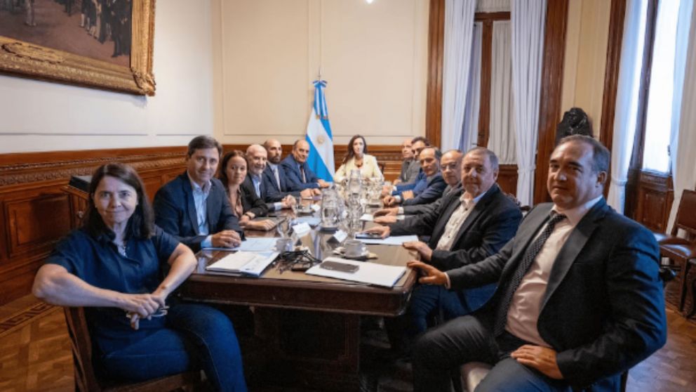 Guillermo Francos, con la presencia de Victoria Villarruel, encabezó reunión con senadores.