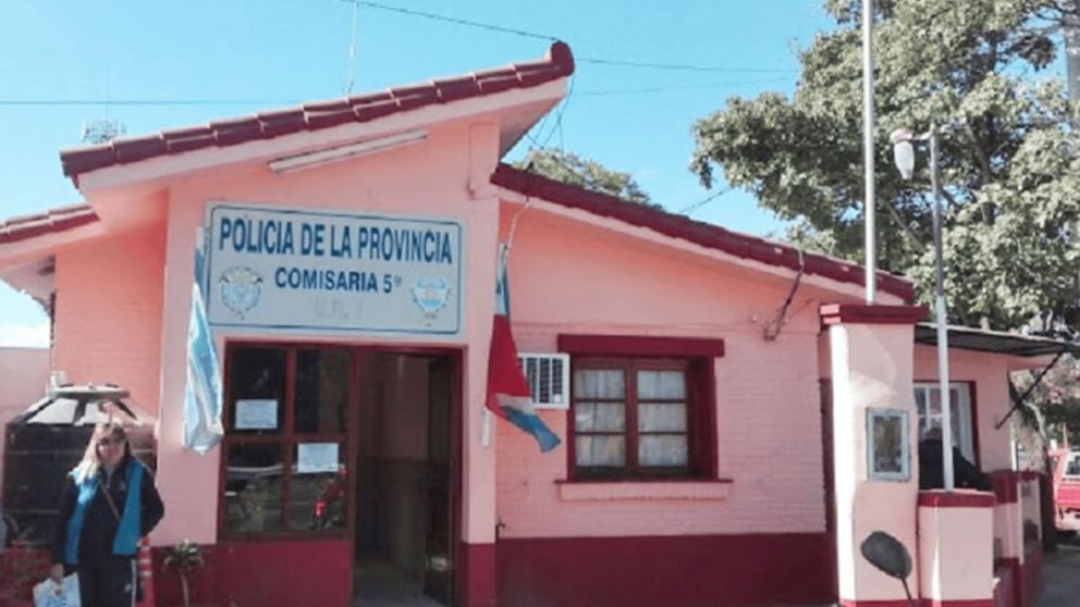 Tras el robo el policía realizó la denuncia en la comisaría.