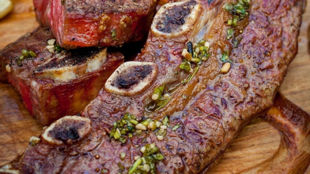 Ni entraña ni vacío: el corte de carne súper tierno y a buen precio que queda bien jugoso a la parrilla.