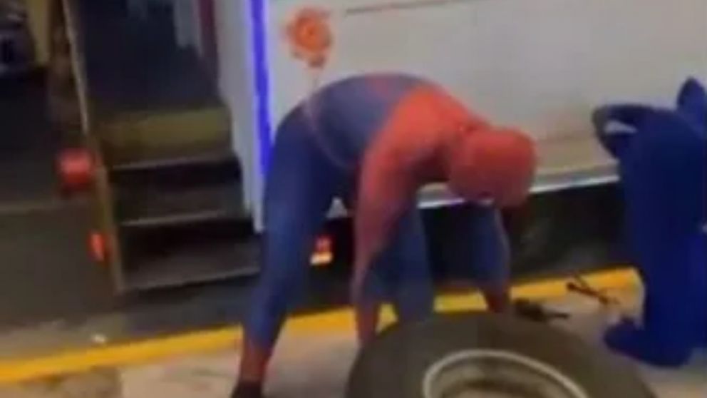 El Hombre Araña colaboró para cambiar la rueda del trencito de la alegría averiado.