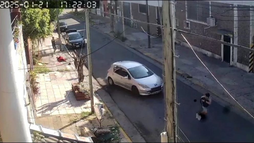 A pesar de que sus cómplices huyeron del lugar tras el tiroteo, los investigadores policiales sospechan que los otros asaltantes también habrían resultado heridos de bala.