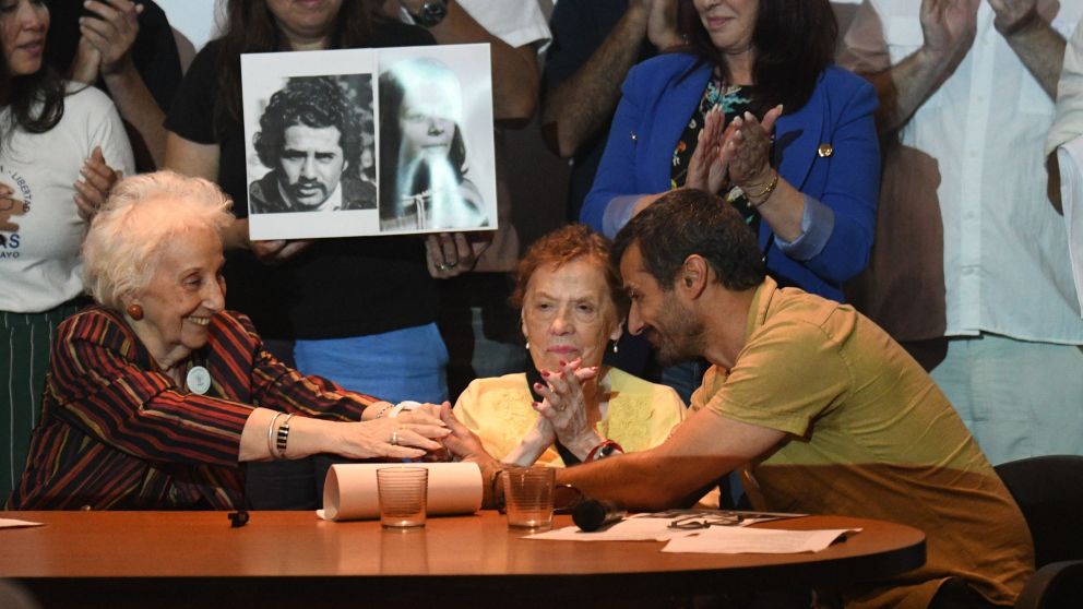 ESTELA DE CARLOTTO, CON LOS FAMILIARES DE LA NIETA RECUPERADA.
