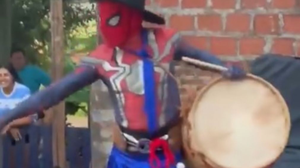 El spiderman gaucho revolucionó las redes sociales.