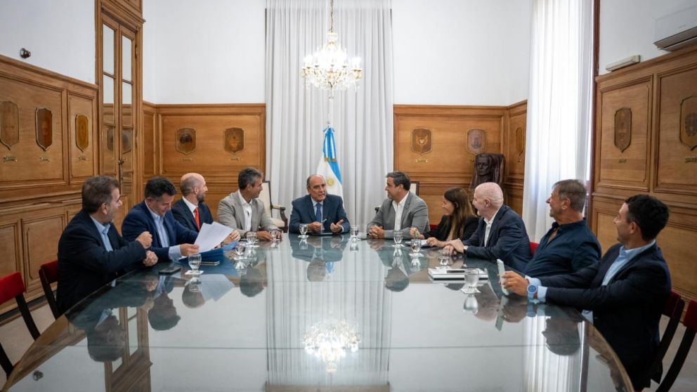 Arrancaron las negociaciones entre el gobierno y los bloques dialoguistas por las sesiones extraordinarias.