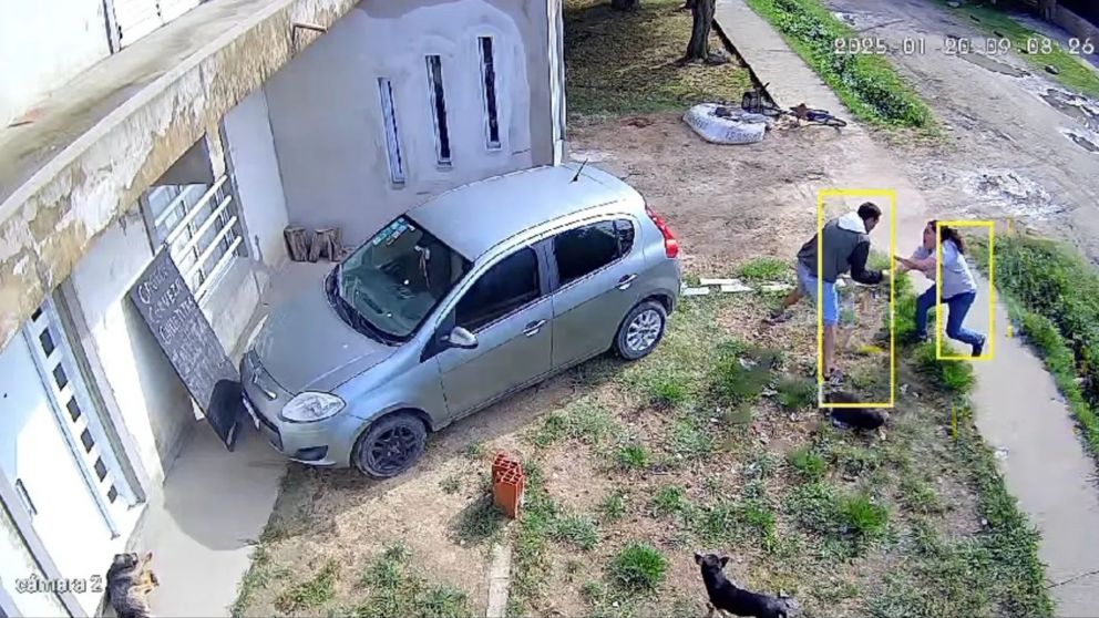 El robo quedó registrado por una cámara de seguridad.