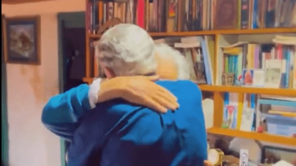 “Estamos ahí, en la lucha por la vida”, le dijo el ex mandatario al humorista argentino.