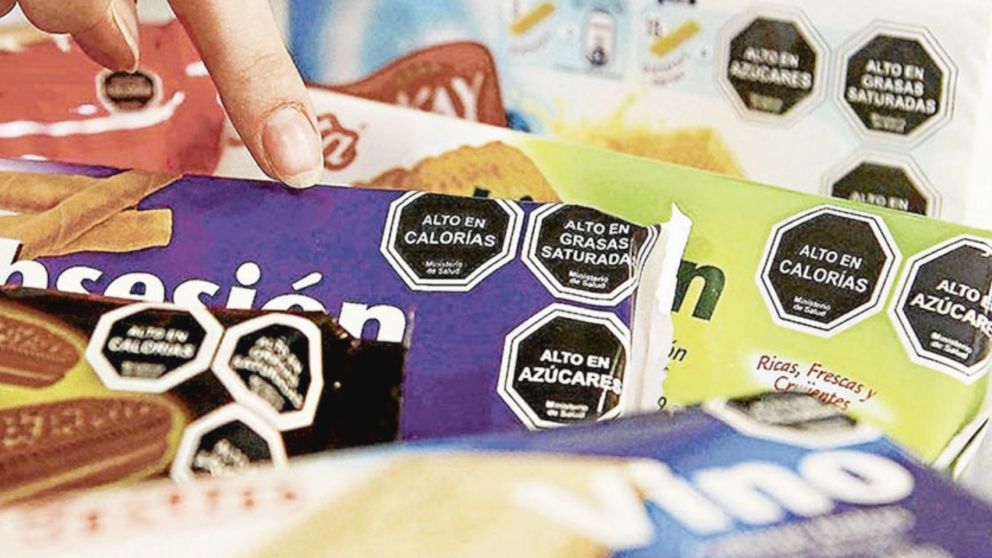 La Ley de Etiquetado Frontal tiene como objetivo advertir a los consumidores sobre los excesos de grasas, sodio y azúcares en los productos alimenticios, con el fin de ayudar a combatir la obesidad, la hipertensión y los riesgos cardíacos (Télam).