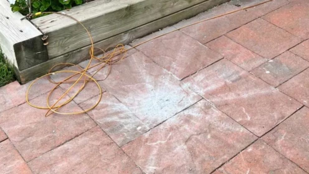 La marca que dejó el meteorito al desintegrarse sobre una baldosa.
