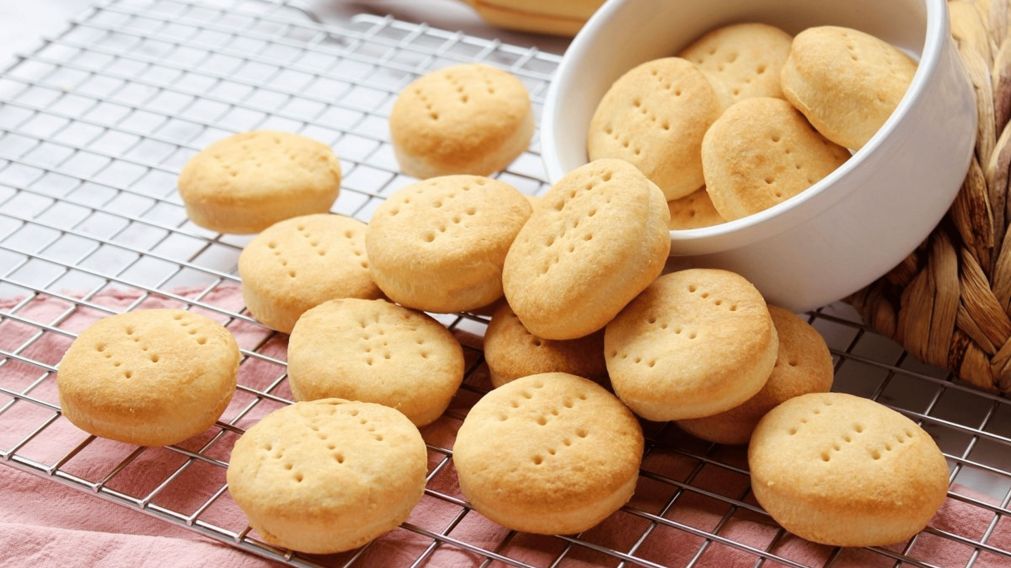 Prepará esta receta de bizcochitos con crema y queso y disfrutá de una merienda llena de sabor.