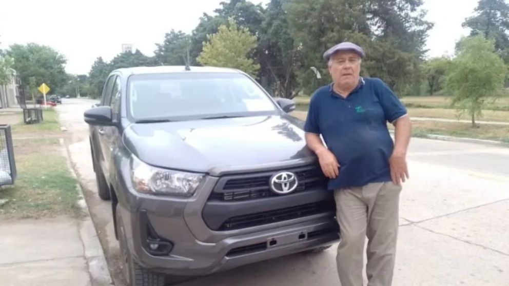 Omar Carranza junto a su premio a la trayectoria laboral y en reconocimiento a sus esfuerzos.