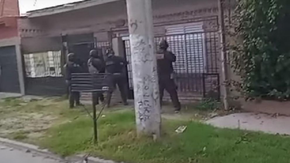 As� los polic�as ingresaron a la casa en la que se hallaba escondida la sospechosa.