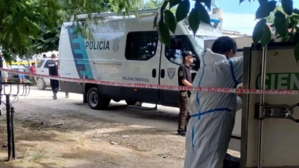 Los policías se apersonaron en el escenario del crimen. Crédito: 0223.