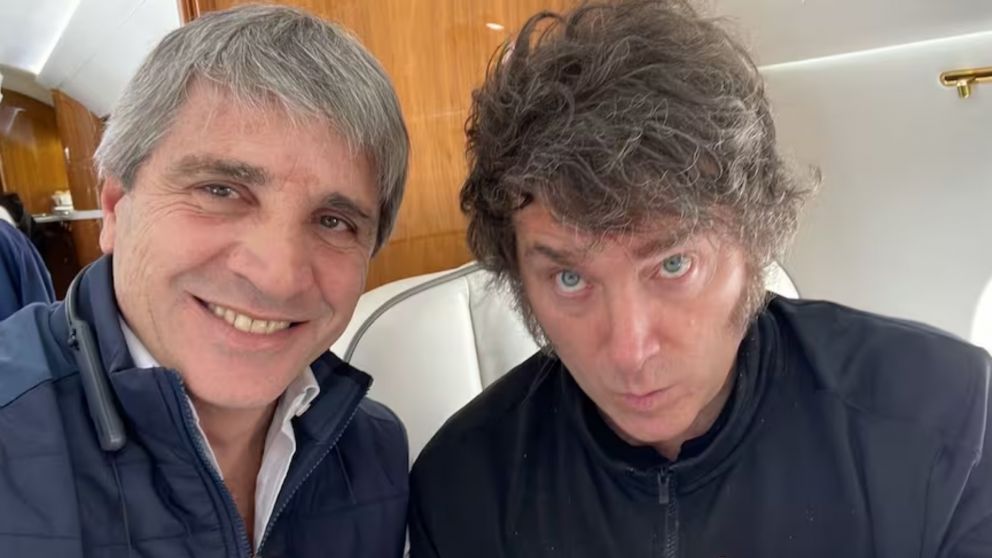 Luis "Toto" Caputo y Javier Milei.