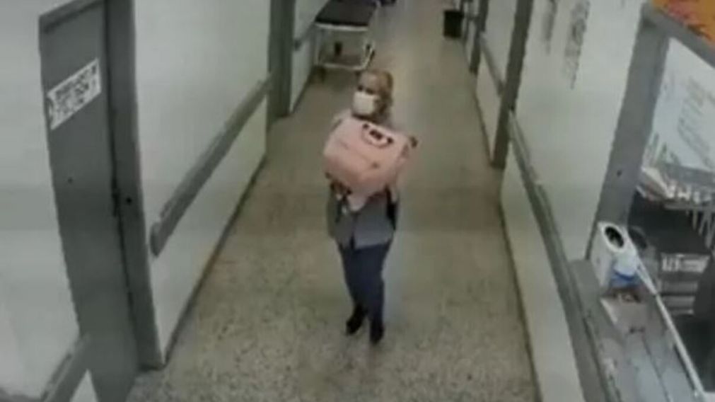 Momento en que la detenida se llevaba a la beba del hospital (Captura de video).