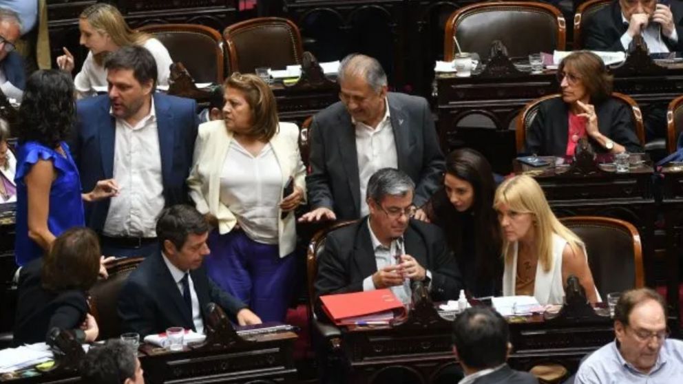 Diputados de Uni�n por la Patria, con Germ�n Mart�nez a la cabeza del bloque.