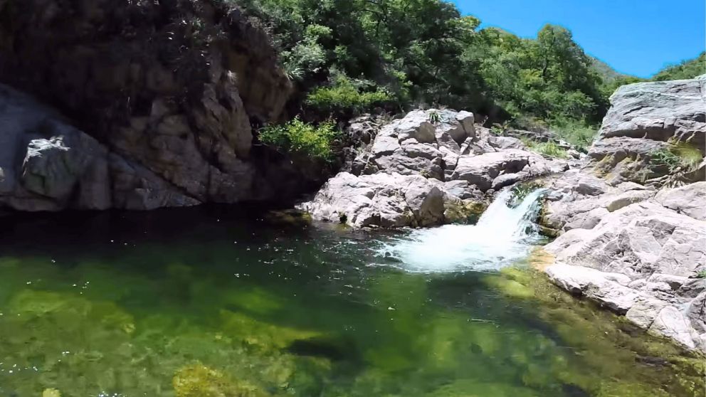 Una de las hoyas del balneario La Toma, ubicado en Capilla del Monte, ideal para visitar este verano en Córdoba (Archivo).