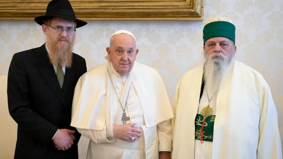 Pese a la lesión en su brazo, el Papa Francisco cumplió con su agenda de este jueves.