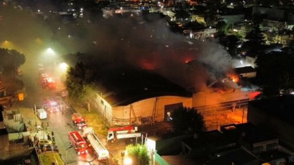 Arde el depósito de una fábrica de plástico de Morón.