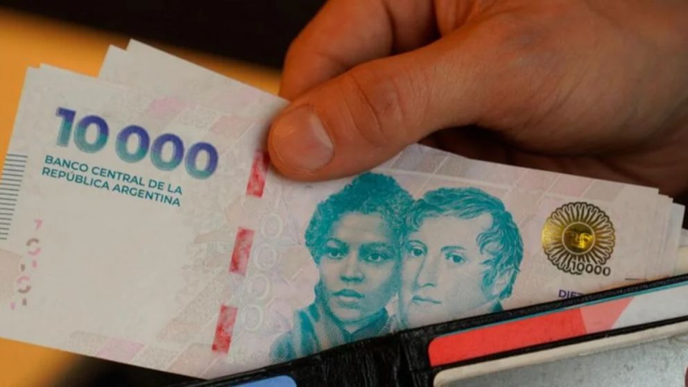 ¿Quiénes dejan de cobrar la AUH en abril de 2026?