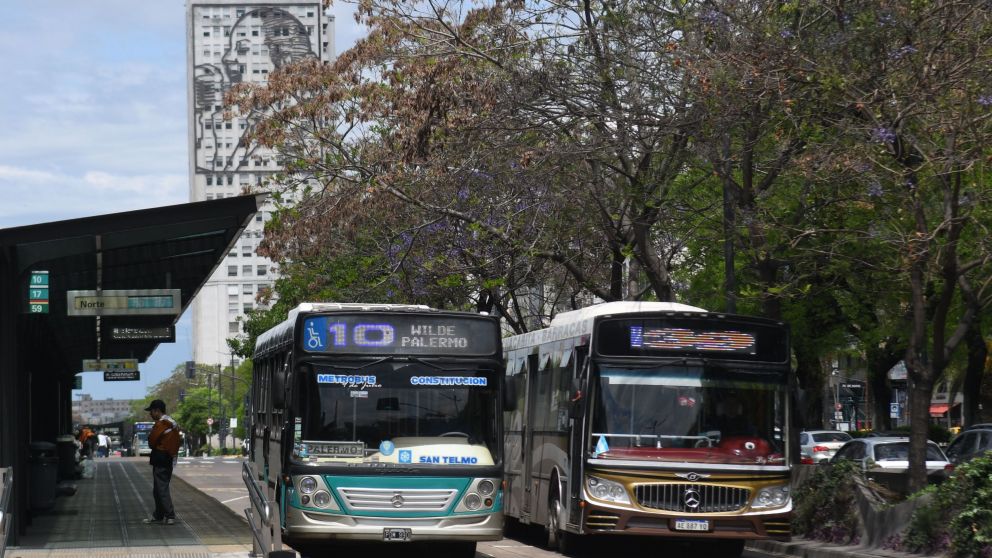 La mayoría de las líneas de colectivos funcionarán este martes hasta las 23.30 (Crónica / Pablo Villán).
