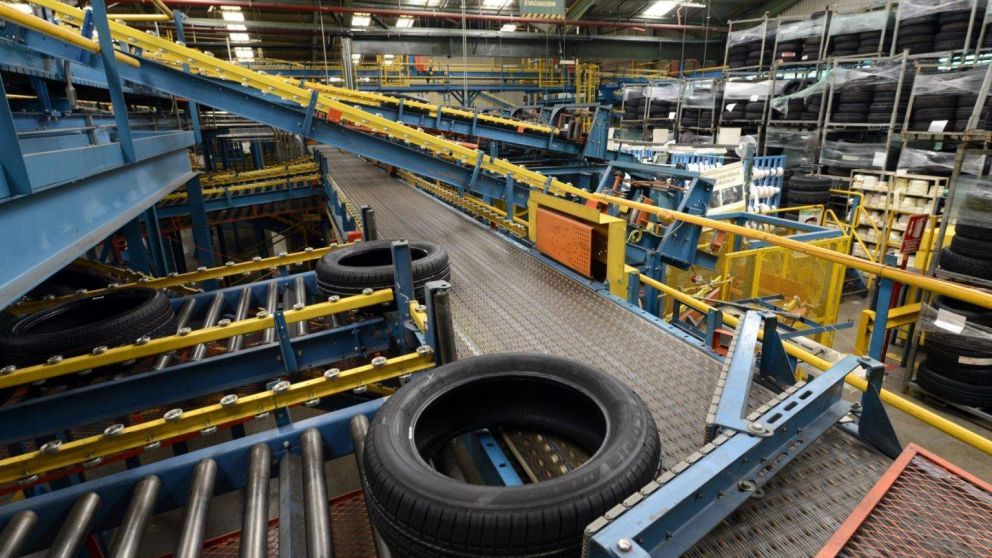 "Bridgestone ha evaluado cómo implementar mejor las medidas de reducción de costos, incluyendo reducciones de personal", informaron.