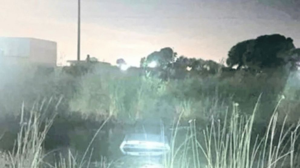 El autom�vil qued� sumergido en una laguna de la ruta 11 (X).